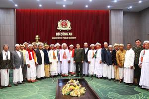 Thứ trưởng Lương Tam Quang tiếp đoàn chức sắc tôn giáo Ninh Thuận