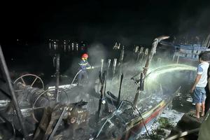 Nửa đêm cháy 2 tàu cá neo đậu tại cảng cá Tịnh Kỳ
