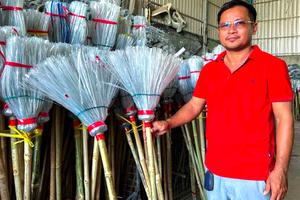 Tái chế rác nhựa thành chổi quét nhà ở Campuchia