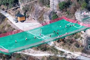 Sân chơi lơ lửng giữa vách núi ở Trung Quốc