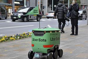 Robot giao đồ ăn Uber Eats được triển khai tại Nhật Bản