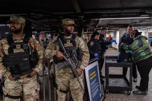 New York triển khai Vệ binh quốc gia kiểm tra hành lý trên tàu điện ngầm