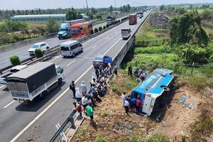 Lật xe trên cao tốc TP.HCM - Trung Lương, nhiều người bị thương