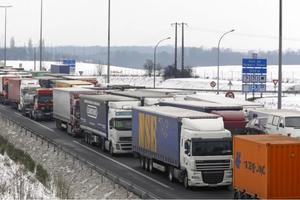 Hàng nghìn xe tải ách tắc ở biên giới Ba Lan và Ukraine do bị phong tỏa