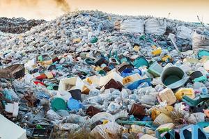 Kenya: Biến rác thải nhựa thành bàn ghế học sinh
