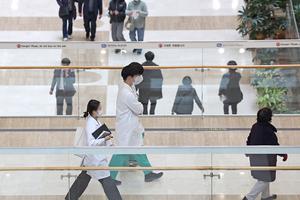 Hàn Quốc bắt đầu đình chỉ giấy phép của các bác sĩ