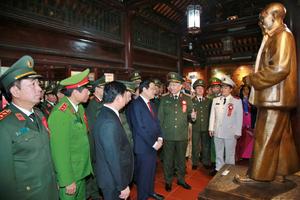 Đoàn đại biểu Đảng uỷ Công an Trung ương, Bộ Công an dâng hương tưởng niệm Chủ tịch Hồ Chí Minh
