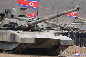 Nhà lãnh đạo Triều Tiên Kim Jong-un chỉ đạo cuộc tập trận xe tăng