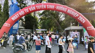 Hàng ngàn thí sinh tham dự ngày hội tư vấn tuyển sinh 2024 