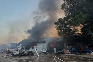 Cháy lớn kho xưởng rộng hàng ngàn mét vuông tại Biên Hòa