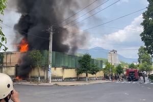 Cháy bãi lưu giữ xe tang vật tại trụ sở Công an huyện Khánh Vĩnh