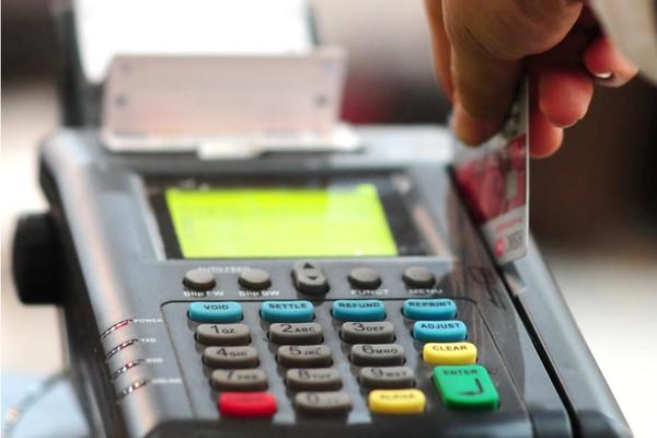Thẻ “tiêu trước trả sau” – đòn bẩy tài chính hay bẫy tín dụng?