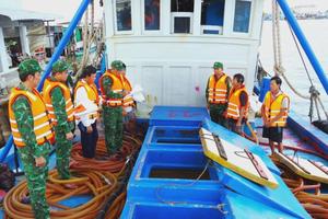 Bắt giữ tàu cá vận chuyển 36.000 lít dầu không chứng từ