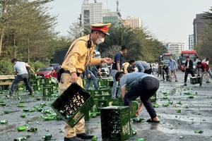 CSGT cùng người dân giúp tài xế dọn hàng trăm chai bia rơi xuống đường