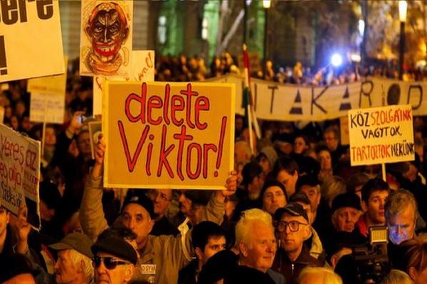 Hungary: Hàng nghìn người biểu tình đòi Thủ tướng từ chức