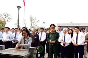 Đồng chí Trương Thị Mai viếng Đền thờ liệt sĩ và Nghĩa trang Liệt sĩ A1