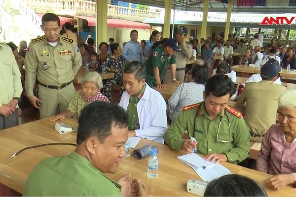 Công an tỉnh An Giang khám bệnh, tặng quà cho người dân Campuchia