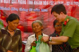  Tặng nhiều phần quà ý nghĩa cho bà con nhân dân xã Sơn Lâm, huyện Khánh Sơn