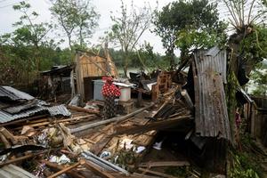 Bão mạnh đổ bộ phía Tây Ấn Độ, hơn 300 người thương vong