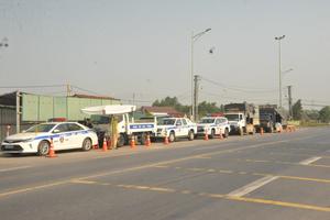 Cảnh sát giao thông hỗ trợ các tài xế trên tuyến cao tốc Cam Lộ - La Sơn