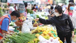 Hàng hóa tiêu dùng: Chợ lẻ tăng giá, siêu thị vẫn bình ổn