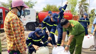 Công an Bến Tre hỗ trợ nước ngọt cho người dân vùng hạn mặn