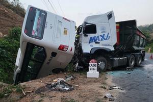 Xe tải va chạm xe khách làm 1 người tử vong, 22 người bị thương