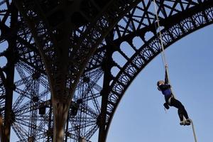 Nỗ lực phá kỷ lục leo dây thừng lên tháp Eiffel
