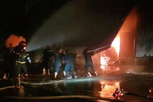 Bình Dương: Cháy lớn tại xưởng may trong khu dân cư 