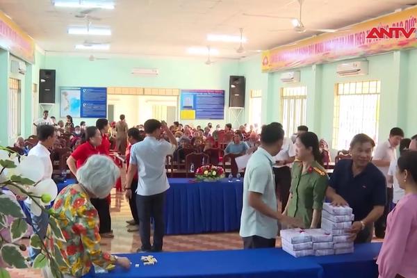 Trao tặng quà các hộ gia đình đồng bào Khmer 