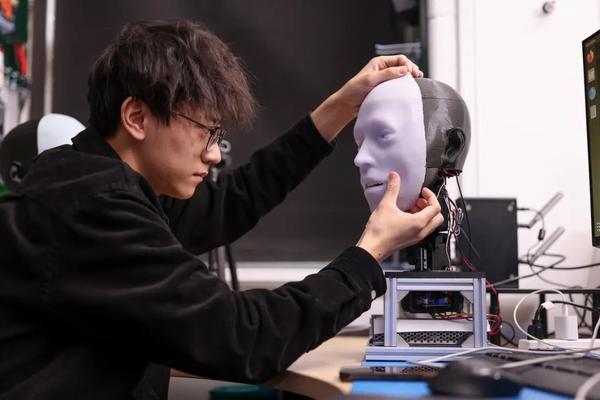 Phát minh robot có khả năng tái hiện vẻ mặt con người 