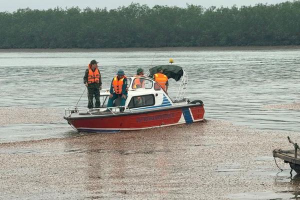Dông lốc ở Quảng Ninh khiến thuyền nan bị lật, 4 ngư dân mất tích