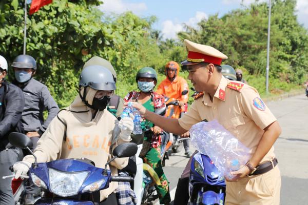 Cảnh sát giao thông Sóc Trăng hỗ trợ người dân về nghỉ lễ