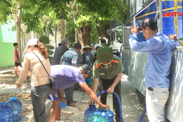 Tiếp tục hỗ trợ nước uống, nước sinh hoạt cho bà con thị xã Vĩnh Châu