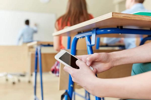 Canada: Ontario cấm triệt để điện thoại và thuốc lá điện tử trong trường học