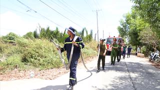 Gác lại kỳ nghỉ lễ, công an mang nước sạch tới bà con vùng hạn