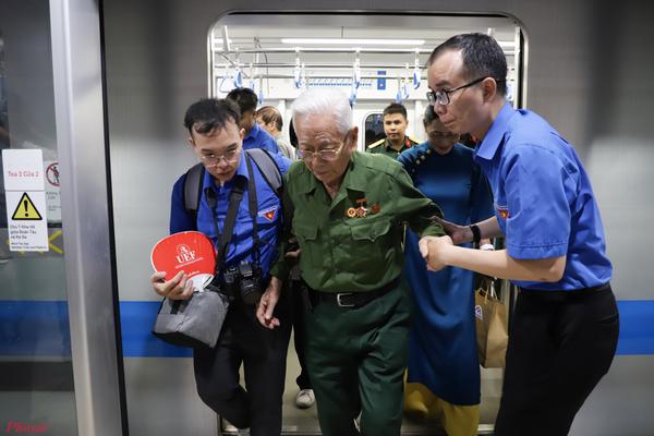 Nhiều cựu chiến binh Điện Biên trải nghiệm tàu metro số 1