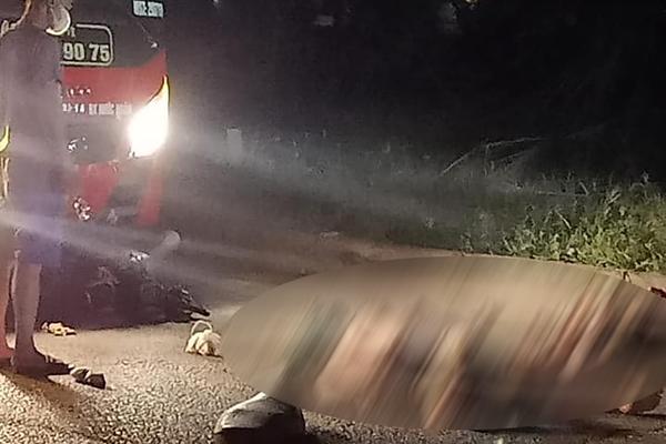 Xe khách va chạm với xe máy khiến 3 nam thanh niên tử vong