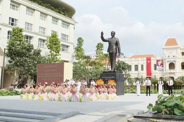 Thay áo mới công viên tượng đài Chủ tịch Hồ Chí Minh