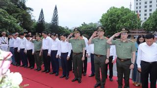 Bộ trưởng Tô Lâm dâng hương tưởng niệm Chủ tịch Hồ Chí Minh
