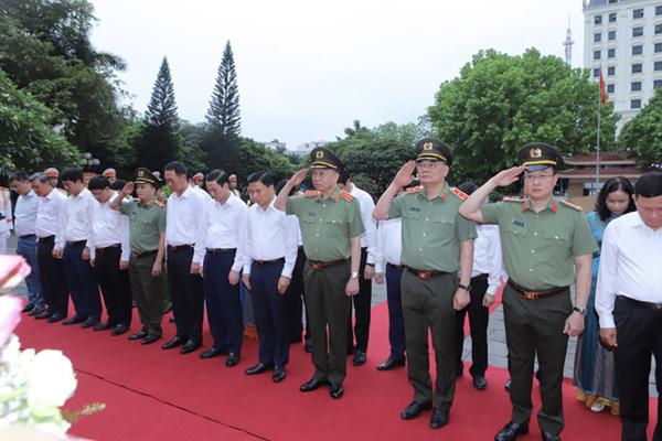 Bộ trưởng Tô Lâm dâng hương tưởng niệm Chủ tịch Hồ Chí Minh
