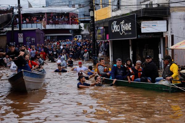Brazil giải cứu người dân mắc kẹt trong mưa lũ