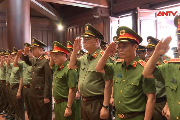Đại tướng Tô Lâm viếng đền thờ liệt sĩ chiến trường Điện Biên Phủ