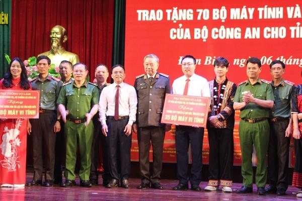 Bộ trưởng Tô Lâm tặng quà nhà trường và ngành y tế tỉnh Điện Biên