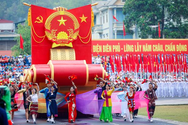 Hùng tráng Lễ diễu binh, diễu hành kỷ niệm 70 năm Chiến thắng Điện Biên Phủ