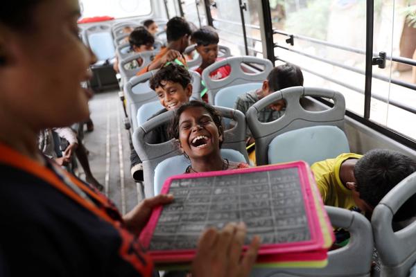 Trường học trong bãi đỗ xe cho trẻ em nghèo Ấn Độ