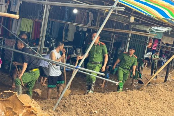 Công an huyện Điện Biên Đông giúp dân khắc phục hậu quả lũ quét