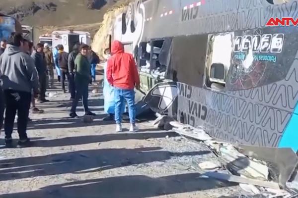 Peru: Xe buýt lao xuống vực, hàng chục người thương vong