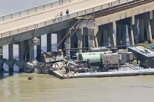 Hơn 7.500 lít dầu tràn sau vụ sà lan đâm vào cầu Galveston, Mỹ