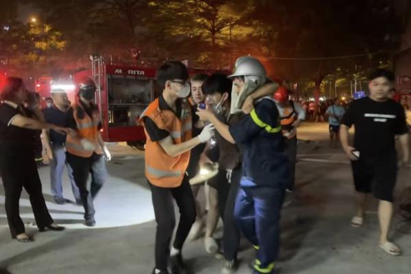 Giải cứu hơn 50 người trong vụ cháy tòa nhà ở Hà Nội
